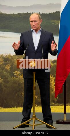 Enniskillen, Nordirland, Vereinigtes Königreich. 18. Juni 2013. Der russische Präsident Vladimir Putin gibt eine Pressekonferenz nach dem G8-Gipfel in Enniskillen, Nordirland, Vereinigtes Königreich, 18. Juni 2013. Putin bestreitet weiterhin, dass die syrischen Regierungstruppen Chemiewaffen eingesetzt und fordert eine unabhängige Untersuchung durch die Vereinten Nationen. : Bildnachweis TIM BRAKEMEIER: Dpa picture-Alliance/Alamy Live News Stockfoto
