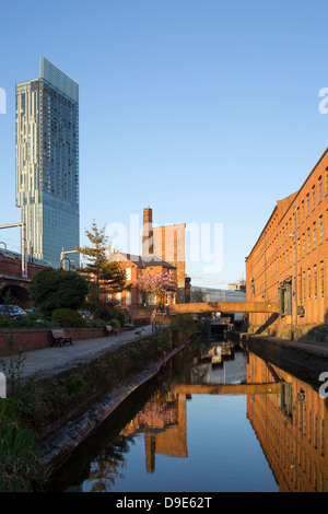 Großbritannien, Manchester, Castlefield, Bridgewater Canal und Beetham tower Stockfoto