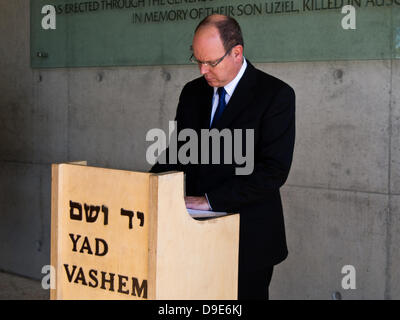 Erusalem, Israel. 18. Juni 2013. Fürst ALBERT II., unterschreibt das Gästebuch zum Abschluss seines Besuchs in Yad Vashem Holocaust Museum. Jerusalem, Israel. 18. Juni 2013.  Regierende Monarch des Fürstentums von Monaco, Prinz Albert II besucht Yad Vashem Holocaust Museum. Fürst Albert II. wird in der kommenden mit Blick auf morgen - israelische Präsidentenkonferenz teilnehmen. Bildnachweis: Nir Alon/Alamy Live-Nachrichten Stockfoto