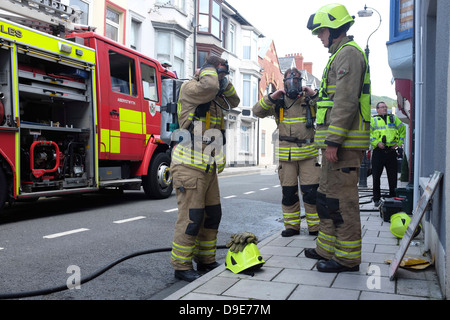 999 Emergency Services (Freiwilligen Feuerwehr, Ambulanz und Polizei) Teilnahme an einer Küchenfeuer in ein Student House Aberystwyth UK Stockfoto