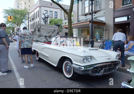 1960 Ford Thunderbird auf das rollende Skulptur Auto show 13. Juli 2012 in Ann Arbor, Michigan Stockfoto