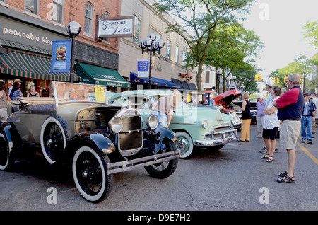 Ford Model A 1928 und 1950 Chevrolet 2d Deluxe bei der rollenden Skulptur-Auto-Show 13. Juli 2012 in Ann Arbor, Michigan Stockfoto