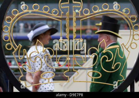 Ascot Berkshire, Vereinigtes Königreich. 18. Juni 2013. Racegoers kommen für den Eröffnungstag des Royal Ascot, das voraussichtlich 300.000 willkommen über fünf Tage einschließlich ihrer Majestät der Königin und Mitglieder der königlichen Familie Credit: Amer Ghazzal/Alamy Live-Nachrichten Stockfoto