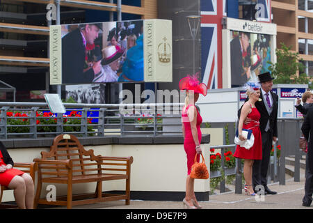 Ascot Berkshire, Vereinigtes Königreich. 18. Juni 2013. Racegoers kommen für den Eröffnungstag des Royal Ascot, das voraussichtlich 300.000 willkommen über fünf Tage einschließlich ihrer Majestät der Königin und Mitglieder der königlichen Familie Credit: Amer Ghazzal/Alamy Live-Nachrichten Stockfoto