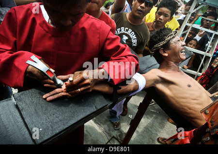 Ostern feiern, einschließlich der realen Kreuzigungen, in San Fernando, Philippinen Stockfoto