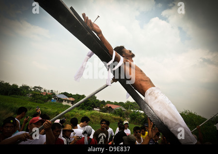 Ostern feiern, einschließlich der realen Kreuzigungen, in San Fernando, Philippinen Stockfoto