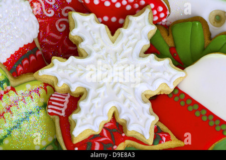 Auswahl an vereisten Weihnachtsplätzchen verziert mit funkelnden Zucker. Stockfoto