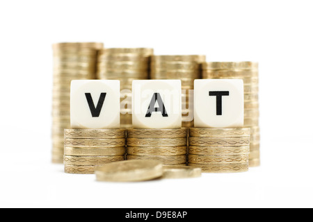 VAT (Mehrwertsteuer) auf Stapel von Goldmünzen mit weißem Hintergrund Stockfoto