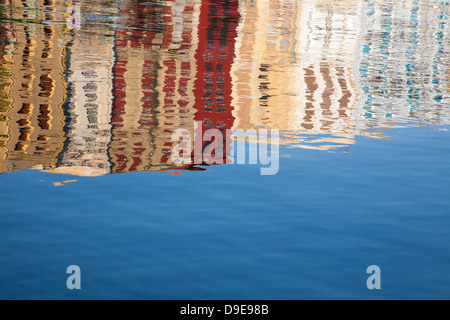 Spiegelungen von Gebäuden im Wasser, Altstadt Chania entlang der venezianischen Hafenpromenade, Kreta, Griechenland Stockfoto