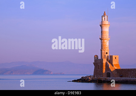 Chanias jahrhundertealter Leuchtturm am venezianischen Hafen am frühen Morgen, Kreta, Griechenland Stockfoto