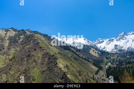 Natur der Berge, Schnee und blauer Himmel, unterwegs Medeo in Almaty, Kasachstan, Asien im Sommer Stockfoto