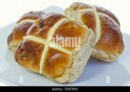 Trio von Hot Cross Buns auf einem Teller. Stockfoto