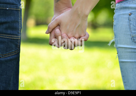 Paar Hände halten Stockfoto