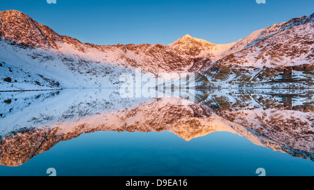 Der Snowdon Horseshoe über Llyn Sheetrim, Snowdonia-Nationalpark, Wales. Stockfoto