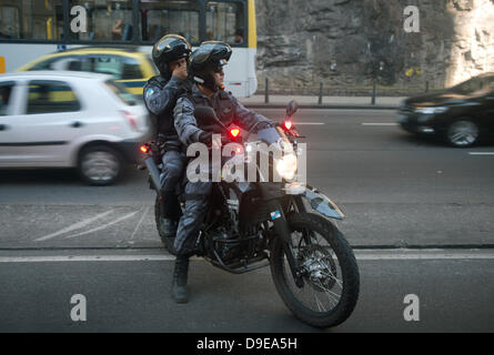 Zwei Polizisten die Choque Polizeieinheit Fahrt auf einem Motorrad durch dichten Verkehr in Rio De Janeiro, Brasilien, 15. Mai 2013. Foto: Soeren Stache Stockfoto