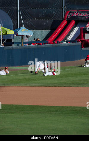 British Columbia, Kanada. 17. Juni 2013. Spieler dabei, die Dehnung für das erste Saison-Heimspiel zwischen Vancouver Kanadier und Spokane-Indianer im Scotiabank Field bei Nat Bailey Stadion Vancouver, Britisch-Kolumbien Kanada am 17. Juni 2013. Bildnachweis: Frank Pali/Alamy Live-Nachrichten Stockfoto