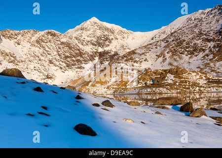 Snowdon (Yr Wyddfa) Gipfel im Schnee, Snowdonia-Nationalpark, Wales, UK, Europa. Stockfoto