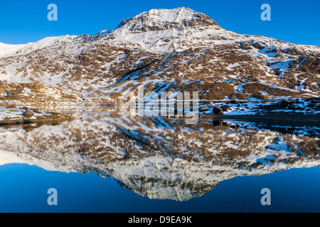 Crib Goch spiegelt sich in Llyn Llydaw, Snowdonia-Nationalpark, Wales. Stockfoto