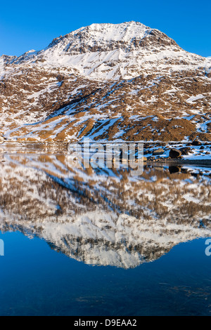 Crib Goch spiegelt sich in Llyn Llydaw, Snowdonia-Nationalpark, Wales. Stockfoto