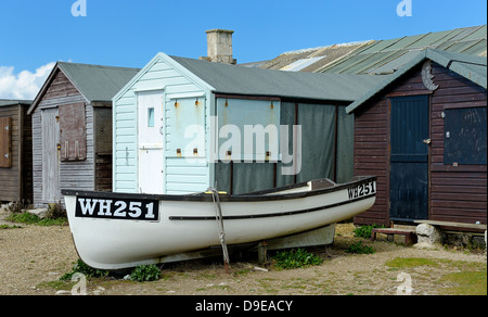 Ruderboot auf dem Festland neben einigen Strand Hütten Portland Bill Dorset England UK Stockfoto