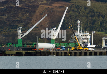 Ein Wind Turbine Turmteil übertragen von einem LKW auf ein Schiff im Hafen von Campbeltown Stockfoto