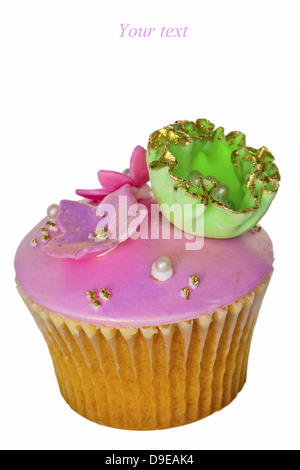 Rosa, weiß und Gold iced Cupcake isoliert auf weiss. Stockfoto