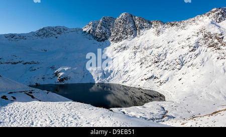 Blick in Richtung Y Lliwedd von Bergleuten Strecke über Llyn Sheetrim, Snowdonia-Nationalpark, Wales, UK, Europa. Stockfoto