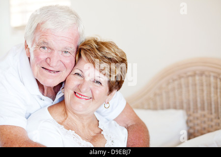 senior Liebespaar umarmt im Schlafzimmer Stockfoto