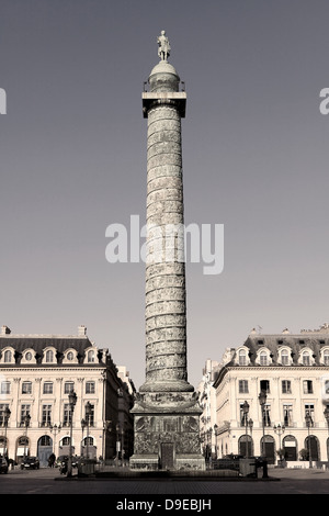 Vendôme-Säule mit Statue von Napoleon Bonaparte, zum Gedenken an die Schlacht von Austerlitz an der Place Vendome in Paris erstellt. Stockfoto