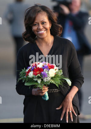 Berlin, Deutschland. 18. Juni 2013. Michelle Obama, Ehefrau von US-Präsident Barack Obama, trägt einen Blumenstrauß bei ihrer Ankunft am Flughafen Tegel in Berlin, Deutschland, 18. Juni 2013. Foto: Kay Nietfeld/Dpa/Dpa/Alamy Live News Stockfoto