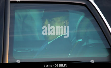 Berlin, Deutschland. 18. Juni 2013. US-Präsident Barack Obama sitzt in einer Limousine nach seiner Ankunft am Flughafen Tegel in Berlin, Deutschland, 18. Juni 2013. Foto: Michael Kappeler/Dpa/Dpa/Alamy Live News Stockfoto