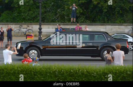 Berlin, Deutschland. 18. Juni 2013. Die Limousine mit US-Präsident Barack Obama fährt nach ihrer Ankunft in Berlin, Deutschland, 18. Juni 2013 in Richtung Brandenburger Tor. Foto: Rainer Jensen/Dpa/Dpa/Alamy Live News Stockfoto