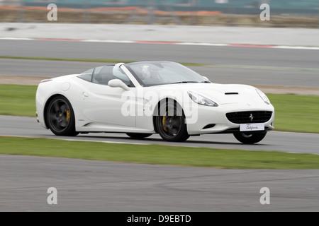 WEIßEN FERRARI CALIFORNIA CAR GRAND PRIX CIRCUIT SILVERSTONE ENGLAND 7. April 2011 Stockfoto