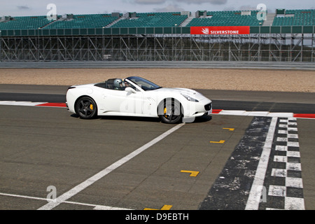 WEIßEN FERRARI CALIFORNIA CAR GRAND PRIX CIRCUIT SILVERSTONE ENGLAND 7. April 2011 Stockfoto