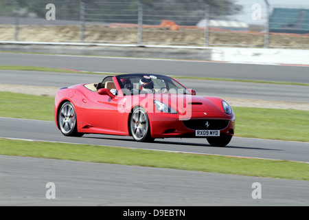 ROTER FERRARI CALIFORNIA CAR GRAND PRIX CIRCUIT SILVERSTONE ENGLAND 7. April 2011 Stockfoto