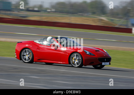 ROTER FERRARI CALIFORNIA CAR GRAND PRIX CIRCUIT SILVERSTONE ENGLAND 7. April 2011 Stockfoto