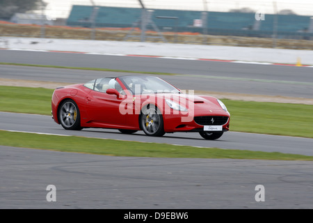 ROTER FERRARI CALIFORNIA CAR GRAND PRIX CIRCUIT SILVERSTONE ENGLAND 7. April 2011 Stockfoto