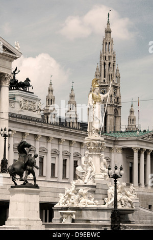 Athena Fountain und das österreichische Parlament vor, Wiener Rathaus in der Rückseite des Bildes (Sepia Bild). Stockfoto