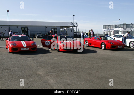 ROTER FERRARI F430 SPIDER & 16M Autos SILVERSTONE ENGLAND 7. April 2011 Stockfoto