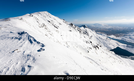 Blick vom Marker Säule an der Spitze der Pyg Spur in Richtung Garnedd Ugain, Snowdonia-Nationalpark, Wales, UK, Europa. Stockfoto