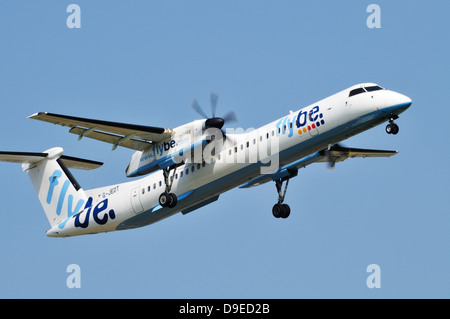 Seitenansicht einer Flybe de Havilland DHC-8 Dash 8 Turboprop-Flugzeuglandung Stockfoto