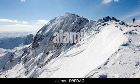 Blick vom Marker Säule an der Spitze der Pyg Spur in Richtung Gipfel Snowdon (Yr Wyddfa), Snowdonia-Nationalpark. Stockfoto