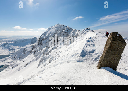 Blick vom Marker Säule an der Spitze der Pyg Spur in Richtung Gipfel Snowdon (Yr Wyddfa), Snowdonia-Nationalpark. Stockfoto