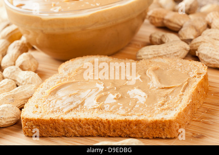 Cremige Erdnussbutter von Brown auf einem Hintergrund Stockfoto