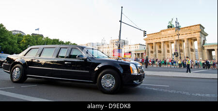 Berlin, Deutschland. 18. Juni 2013. Die Limousine mit US-Präsident Barack Obama fährt durch das Brandenburger Tor nach ihrer Ankunft in Berlin, Deutschland, 18. Juni 2013. Foto: Ole Spata/Dpa/Dpa/Alamy Live News Stockfoto