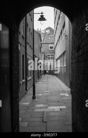 Gasse in Hull, schwarz und weiß Stockfoto