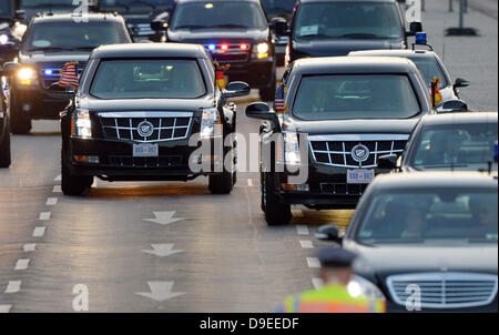 Berlin, Deutschland. 18. Juni 2013. Die Limousine mit US-Präsident Barack Obama fährt nach seiner Ankunft in Berlin, Deutschland, 18. Juni 2013 in Richtung Brandenburger Tor. Foto: Rainer Jensen/Dpa/Alamy Live News/Dpa/Alamy Live News Stockfoto