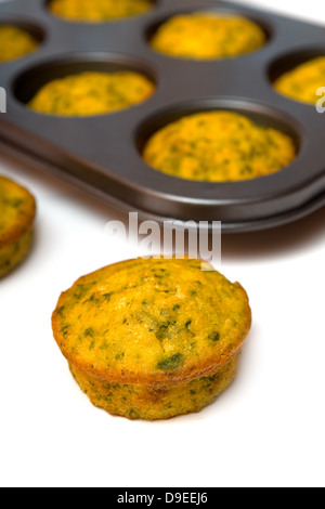 Pie-Form mit Spinat Kuchen auf einem weißen Hintergrund. Stockfoto