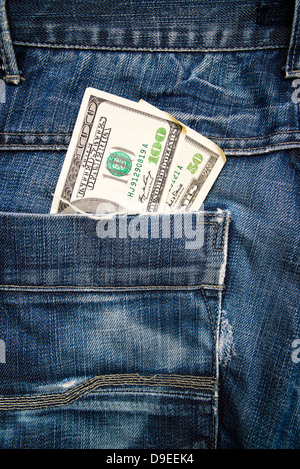 US-Dollar in Tasche blau Jeans-Hose. Stockfoto