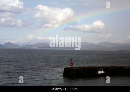 Regenbogen über den Inner Sound in Richtung der Berge Applecross und Torridon von Broadford Bay Broadford Isle of Skye Schottland Stockfoto